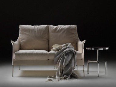 Двухместный диван на высоких металлических ножках от Flexform
