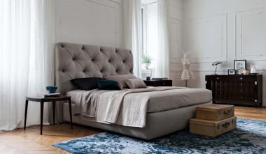 Кровать в обивке тканью от итальянской фабрики Selva