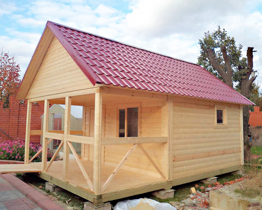 Одноэтажный деревянный домик с открытой верандой