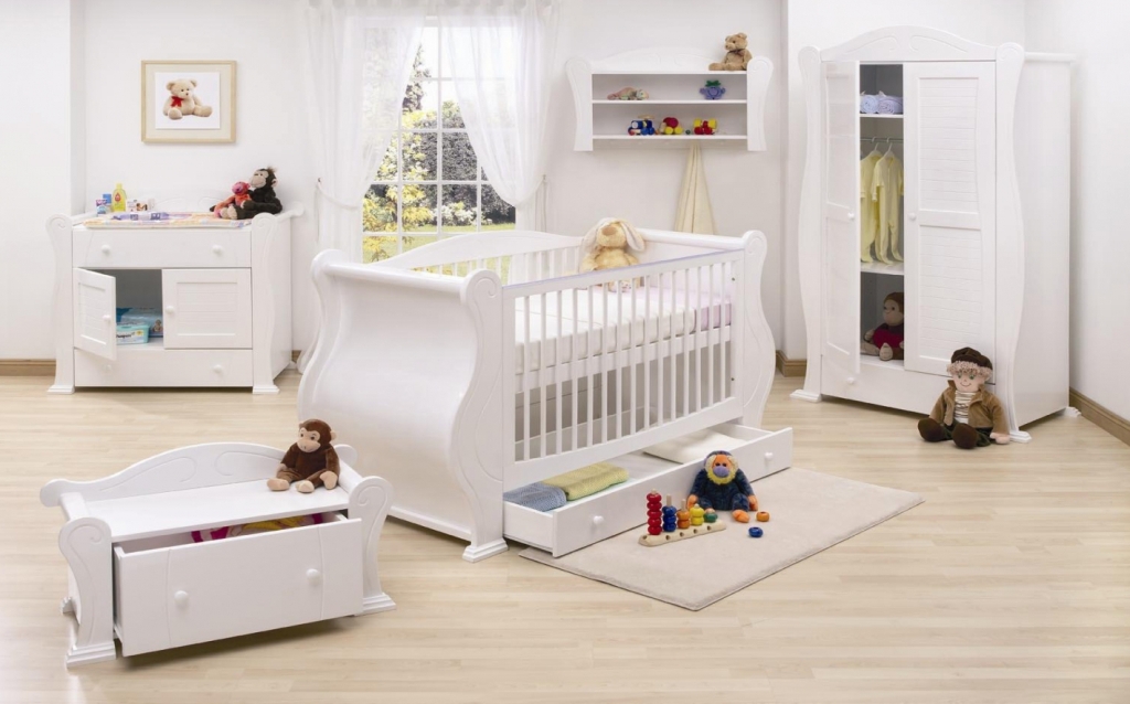Детская комната белого цвета для новорожденного