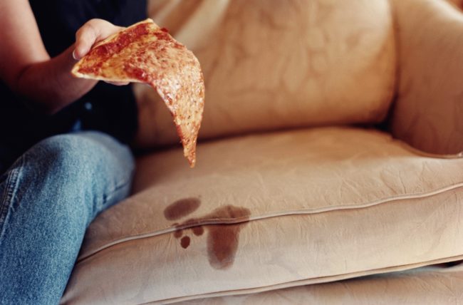 Жирные пятна на светло-коричневом диване от пиццы
