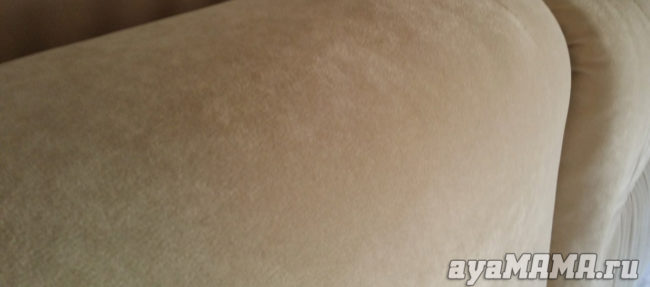 Тканевая подушка вблизи светлого дивана после обработки пылесосом