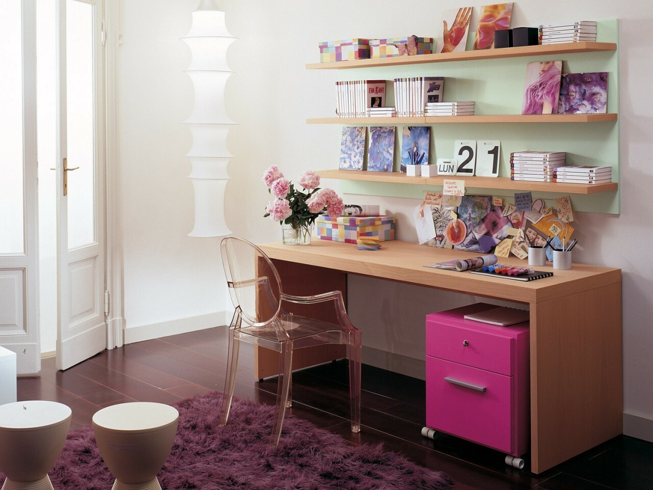 Комплект мебели для детской комнаты с письменным столом