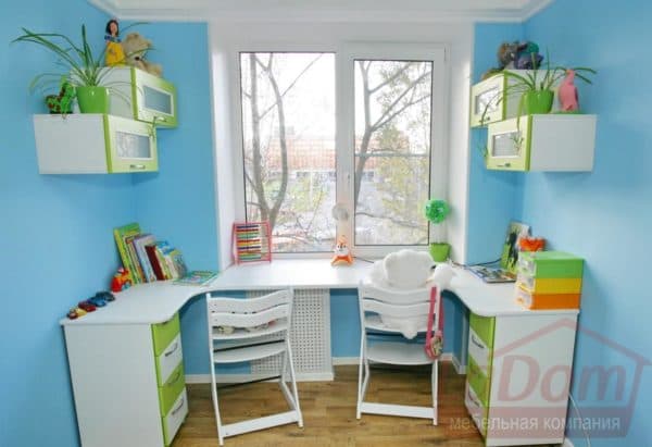 письменные столы для двоих детей вдоль окна