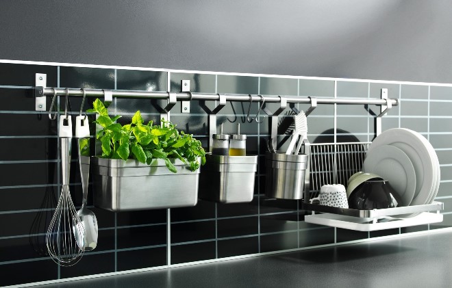 Подвесные и настенные системы хранения на кухне