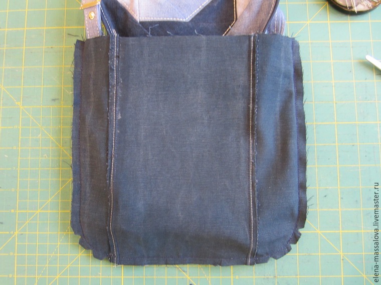 Шьем джинсовую сумку с клапаном, декорированным лоскутным блоком 
