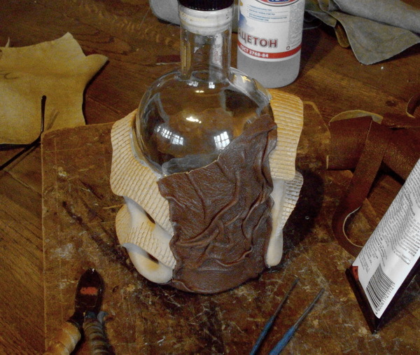 Декорируем бутылку с помощью кожи и керамики, фото № 19
