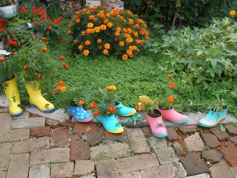 Цветочные горшки из старой обуви — оригинальное украшение для сада, фото № 4