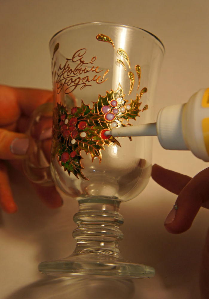 Расписываем красками по стеклу новогодние бокалы для согревающего напитка, фото № 8
