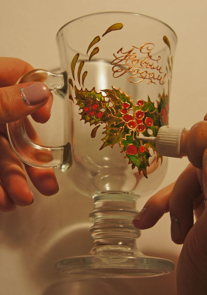 Расписываем красками по стеклу новогодние бокалы для согревающего напитка, фото № 6