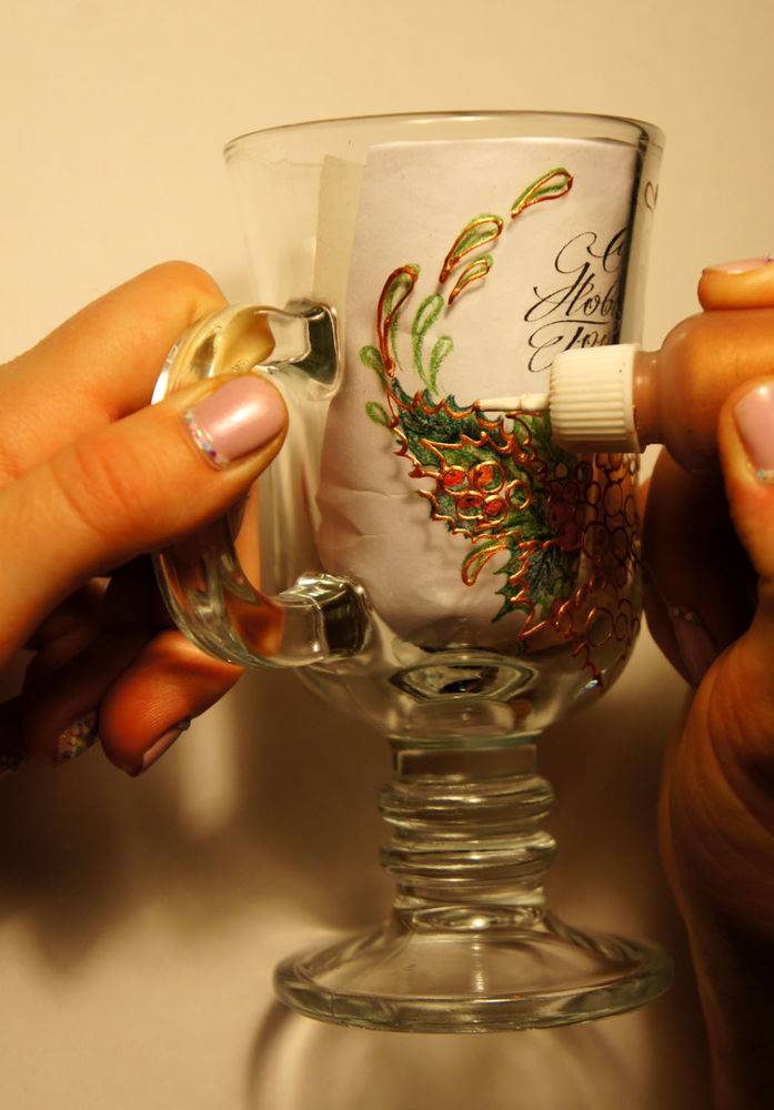 Расписываем красками по стеклу новогодние бокалы для согревающего напитка, фото № 4