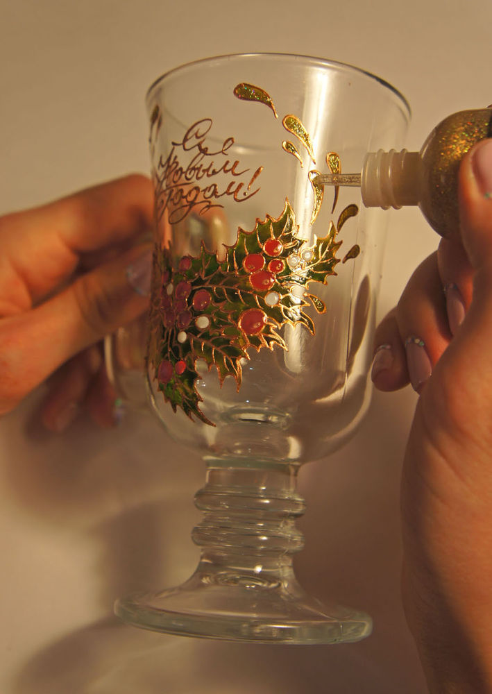 Расписываем красками по стеклу новогодние бокалы для согревающего напитка, фото № 7