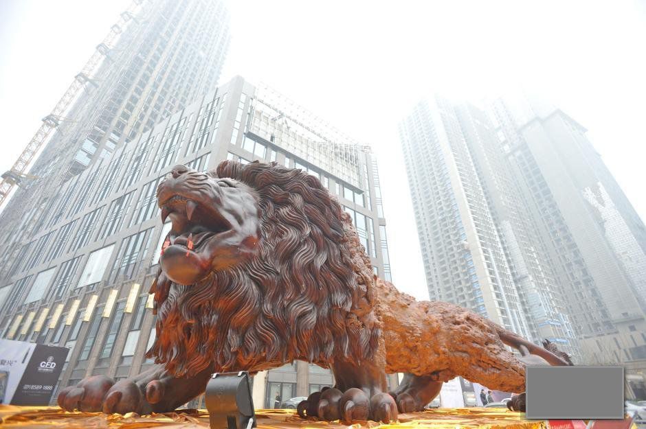 Гигантский деревянный лев скульптора engding ui ao, фото № 6