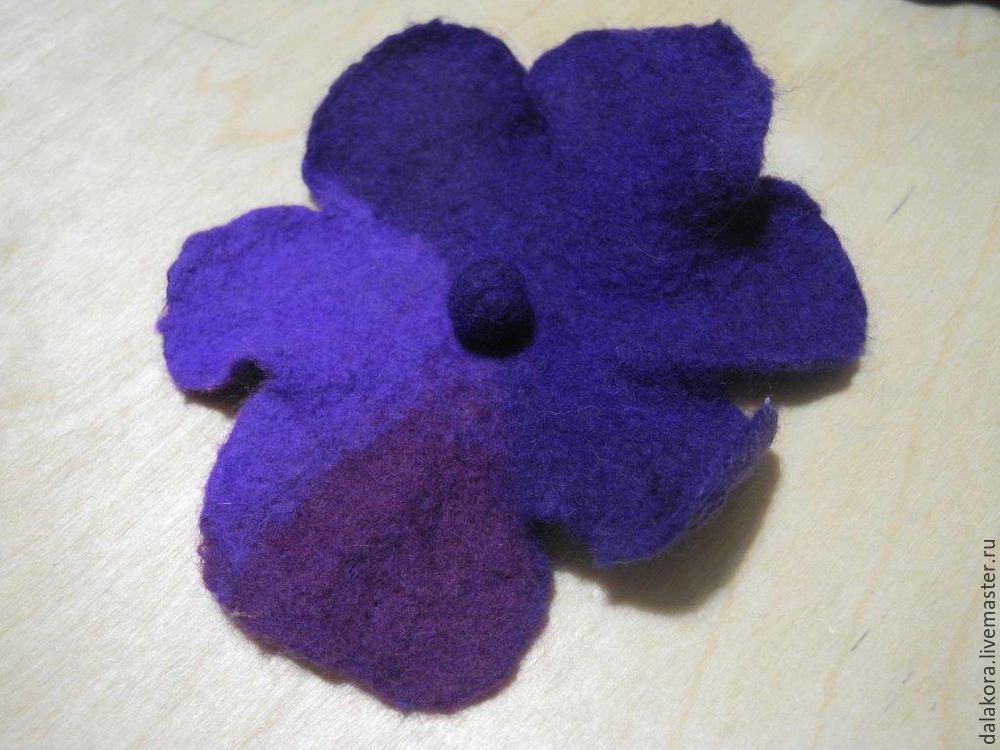Создаем симпатичные брошки-цветы из шерсти, фото № 15