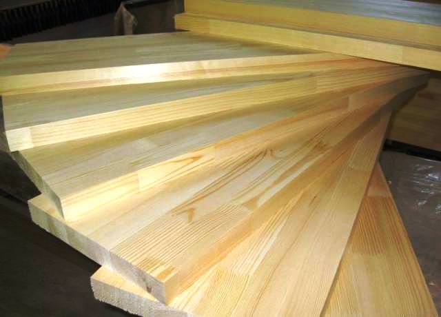 Все элементы в виде деревянных досок обязательно должны быть ровными, естественной влажности, из качественной древесины твёрдых пород