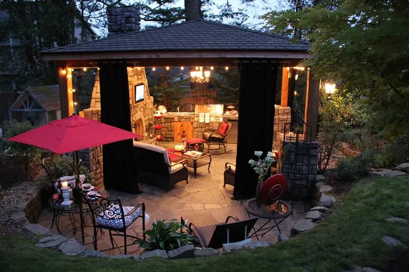 Уголок на даче для романтического отдыха чаще всего представляет собой своеобразную открытую комнату на свежем воздухе