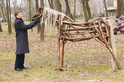 Деревянная лошадка на даче — интересная работа над простейшей декоративной фигурой