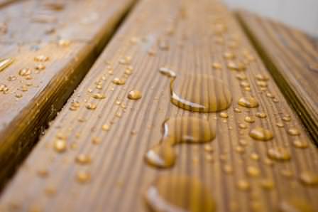 Как защитить деревянные изделия и постройки на даче от влажности?