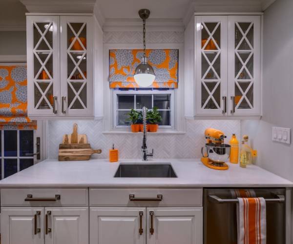 Декор кухни своими руками с яркой утварью, посудой и шторами