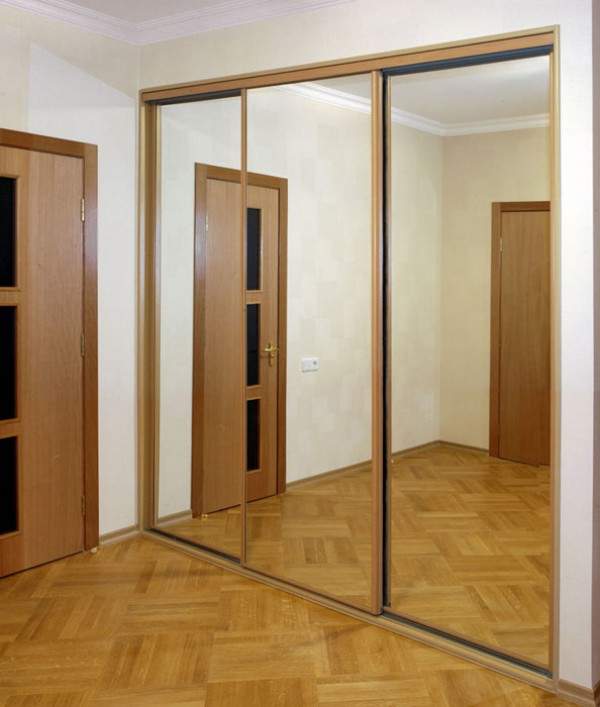 Зеркальные двери для встраиваемого шкафа купе