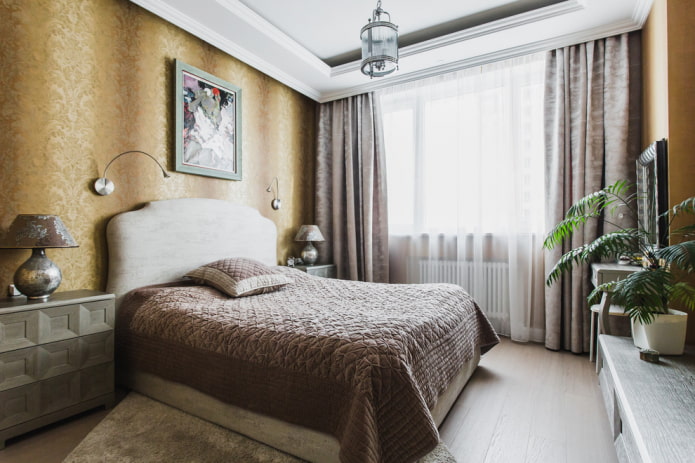 кровать с коричневым покрывалом в спальне