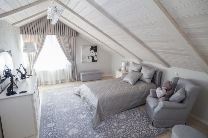 кровать с серым покрывалом в спальне