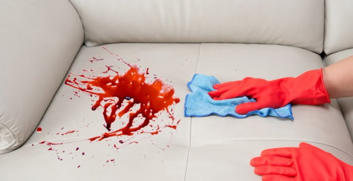 как отмыть кровь с дивана