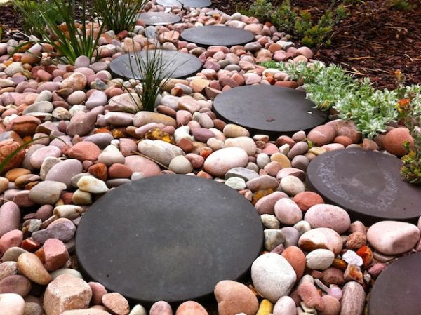 Черные круглые плиты для тропинки в саду