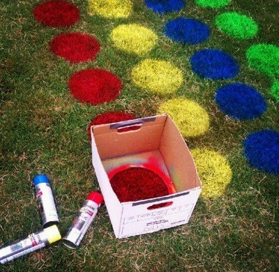 Нанесение цветных кругов на траву