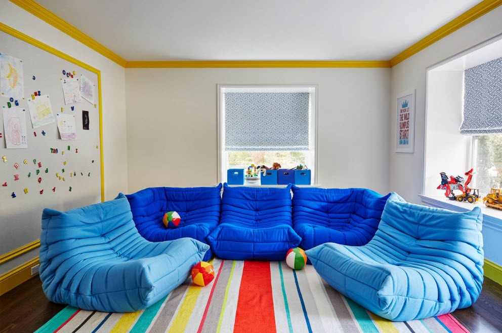 Синие бескаркасные кресла в комнате мальчиков