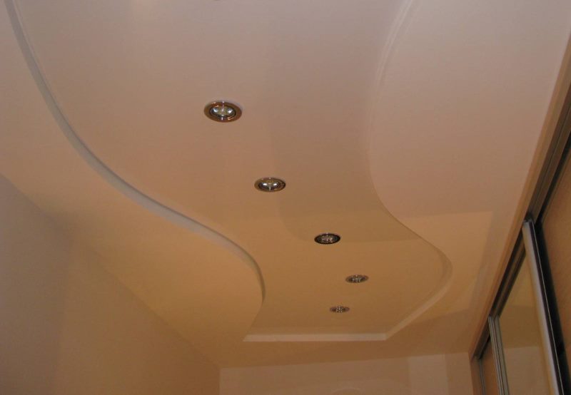 Точечные светильники на натяжном потолке в хрущевке