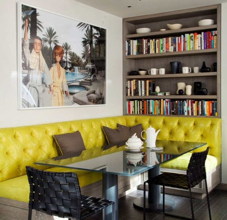 Желтая обивка мягкого дивана угловой формы