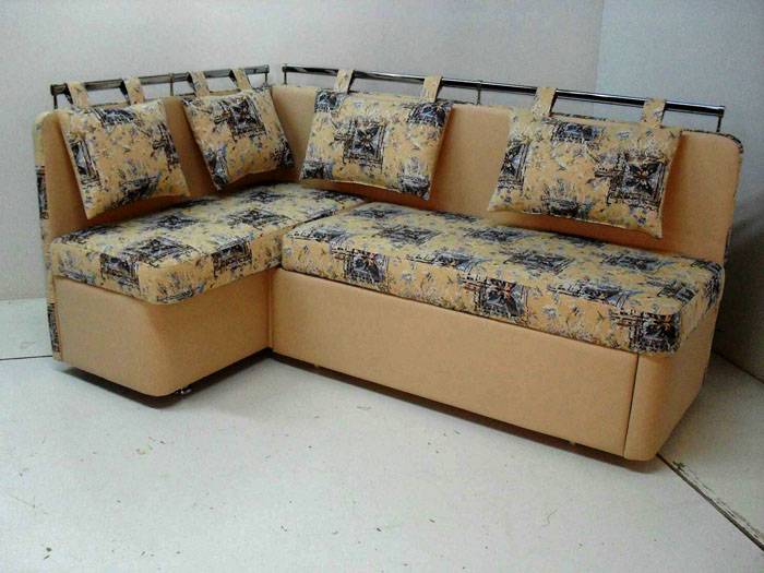 Подвесные подушки вместо спинки на кухонном диване