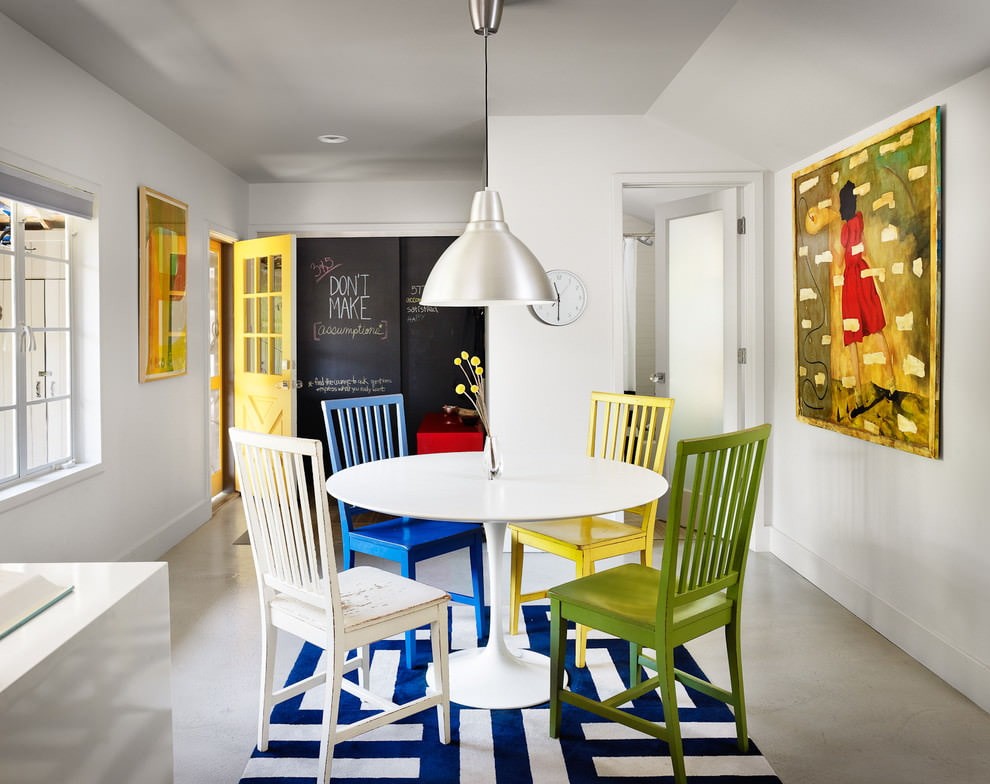 Белая кухня со стульями разного цвета