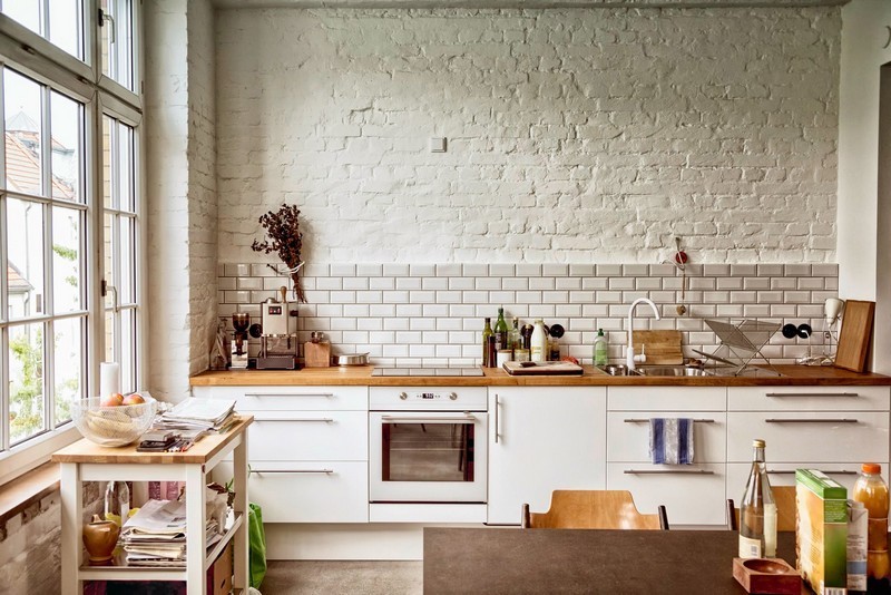 Крашенная стена белого цвета в кухне индустриального стиля