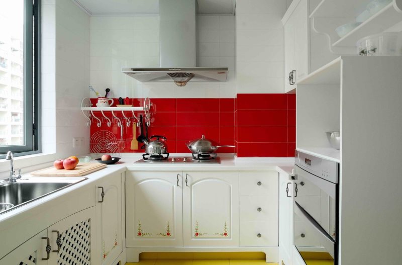 Красный фартук в кухне с белым гарнитуром