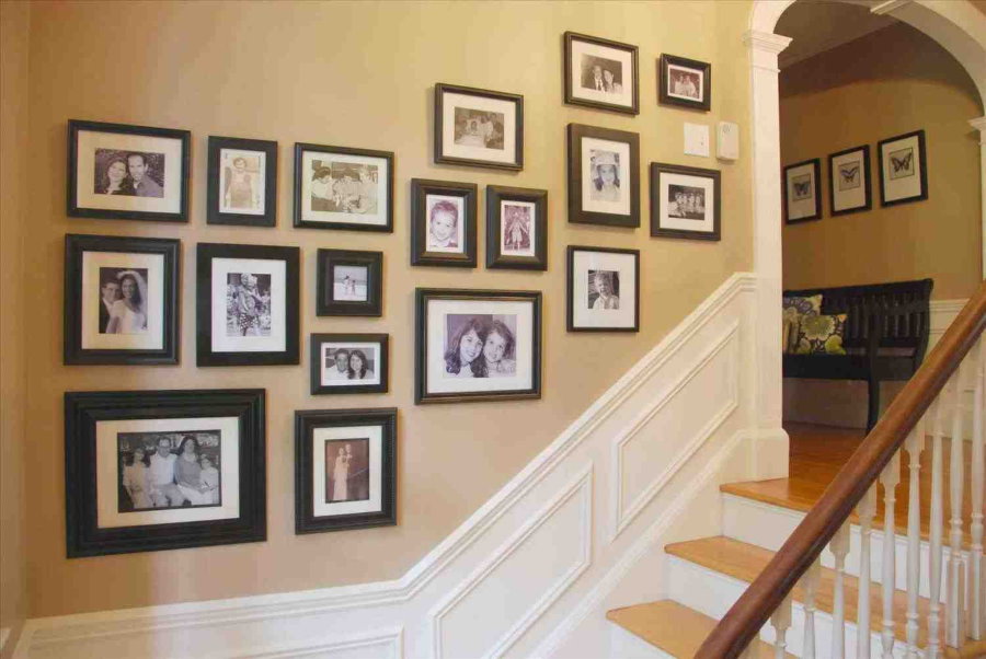 Семейные фото на лестнице в частном доме