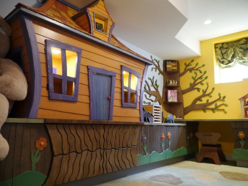 Сказочный домик в детской игровой комнате