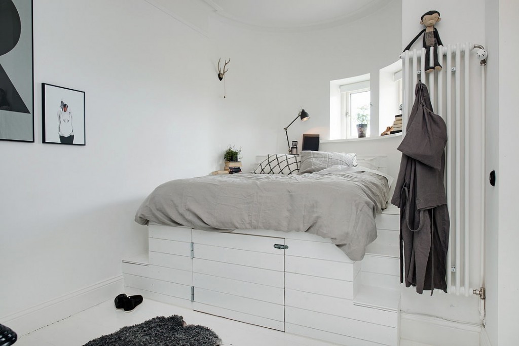 Кровать-подиум в комнате скандинавского стиля