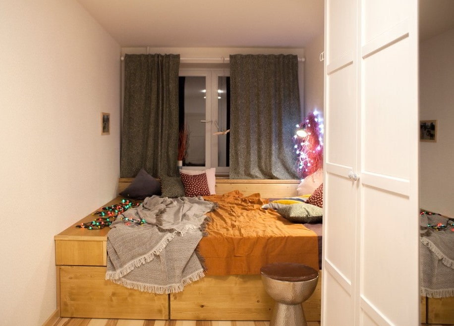 Маленькая спальня с кровать-подиумом