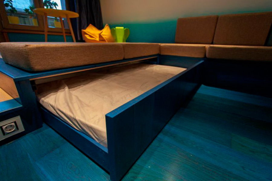 Выдвижная кровать в подиуме из листового материала