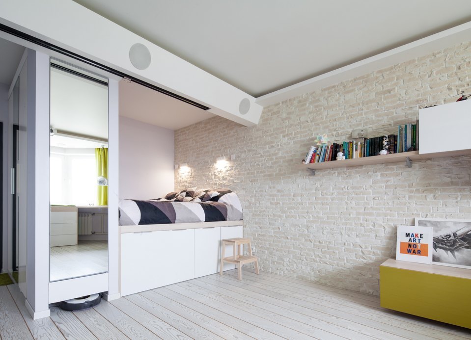 Интерьер однокомнатной квартиры с кроватью и диваном реальные фото