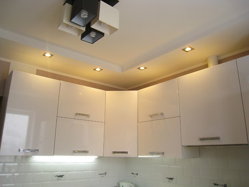 Освещение рабочей зоны на кухне без верхних шкафов