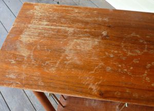 Как избавиться от царапин на деревянном столе