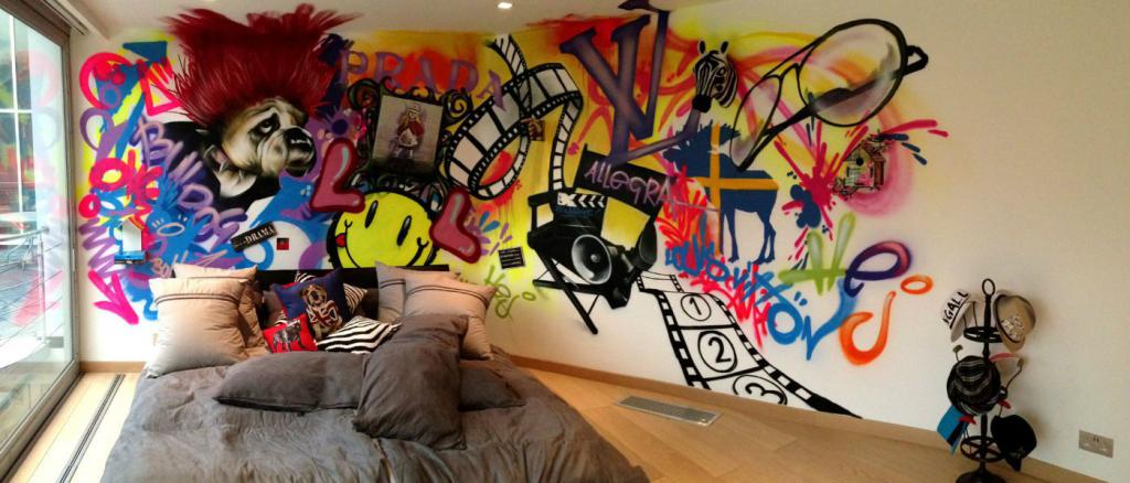 граффити на стене в квартире над кроватью
