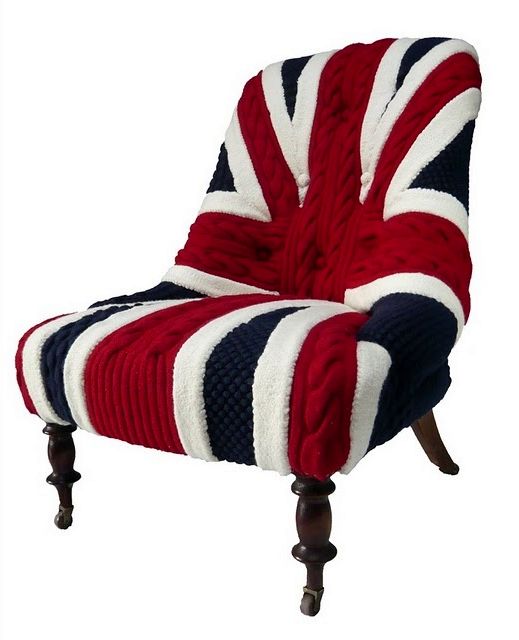 связанный на кресло чехол в виде британского флага