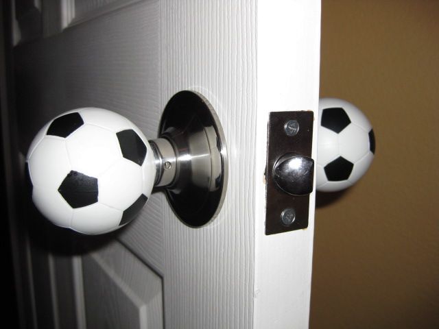 дверные ручки - футбольные мячи