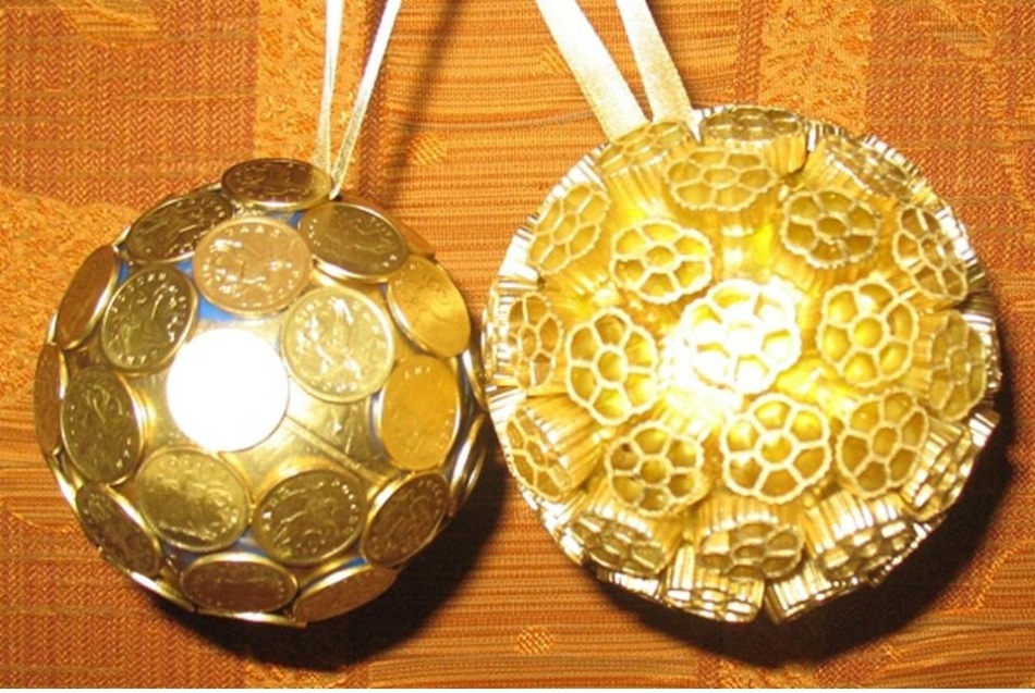 Идеи декора новогоднних шаров из макарон, пример 7