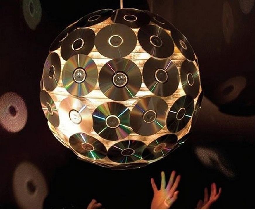 Идеи декора новогоднних шаров из дисков, пример 12