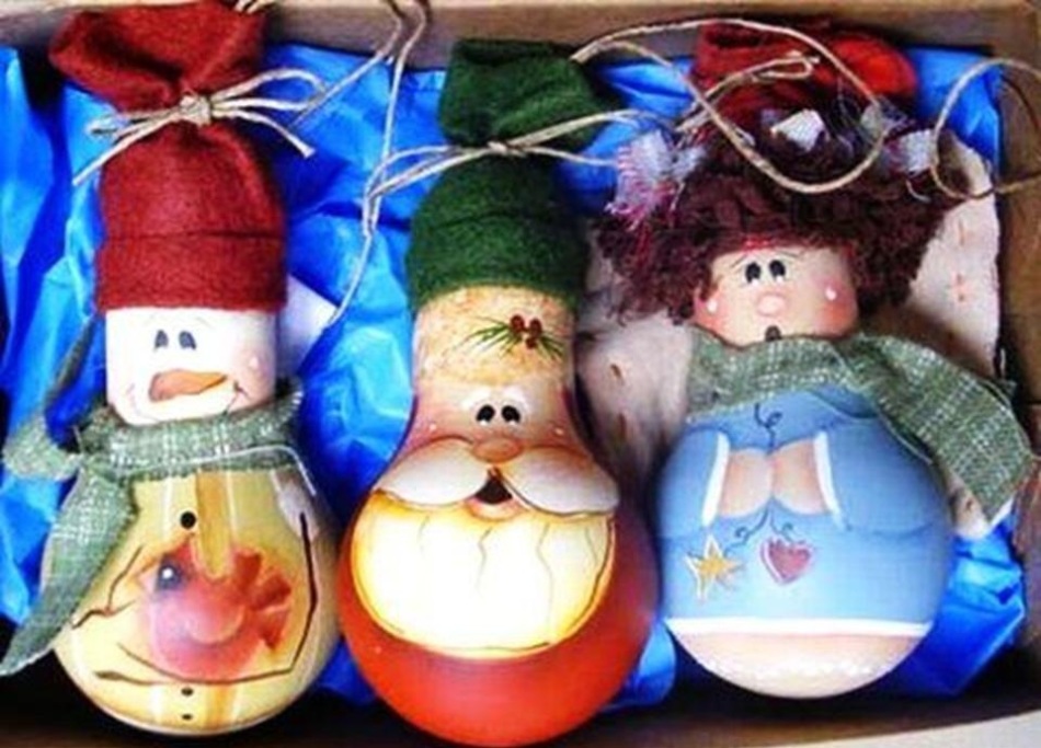 Идеи декора новогоднних шаров из лампочек, пример 2